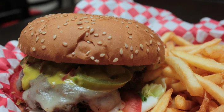 Ochutnajte šťavnatý hamburger s hranolčekmi