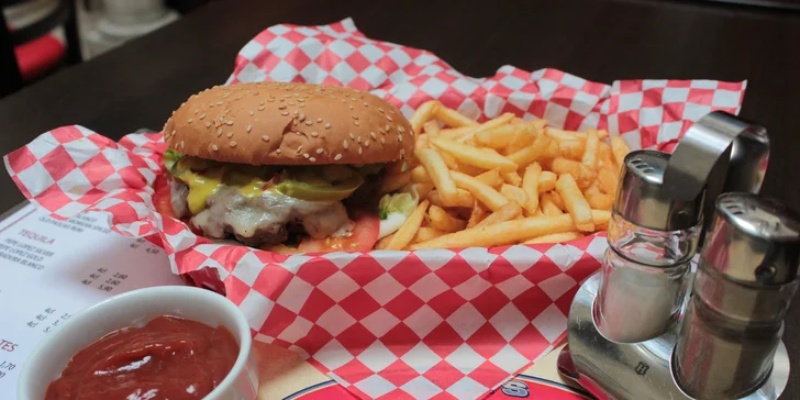 Ochutnajte šťavnatý hamburger s hranolčekmi