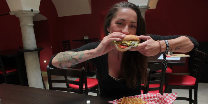 Ochutnajte šťavnatý hamburger s hranolčekmi