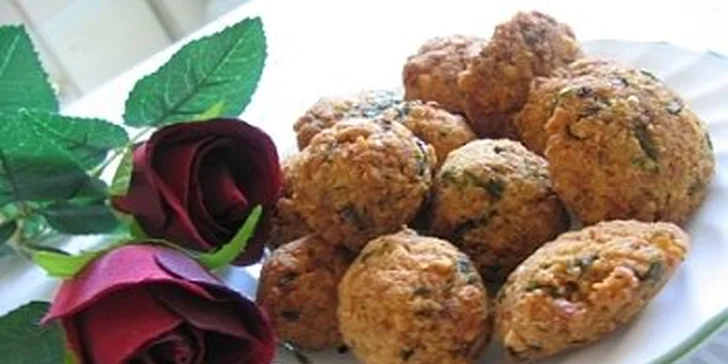 1,90 eur za chutný FALAFEL - فلافل - s pita chlebom, so zeleninovým šalátom a nápojom. Pochúťka z Blízkeho východu so zľavou 51%
