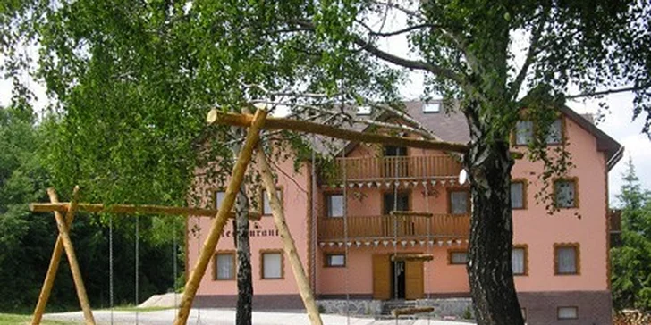 Predĺžený víkend v rodinnom penzióne s výhľadom na lyžiarsku dráhu a prekrásnu prírodu + polpenzia