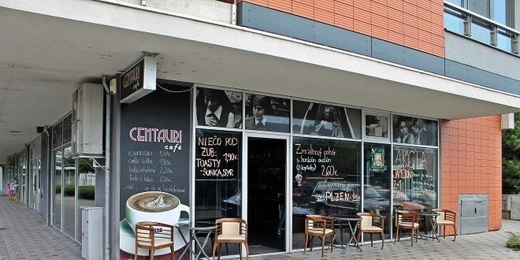 Káva, toast a citronáda v Kaviarni Centauri Café