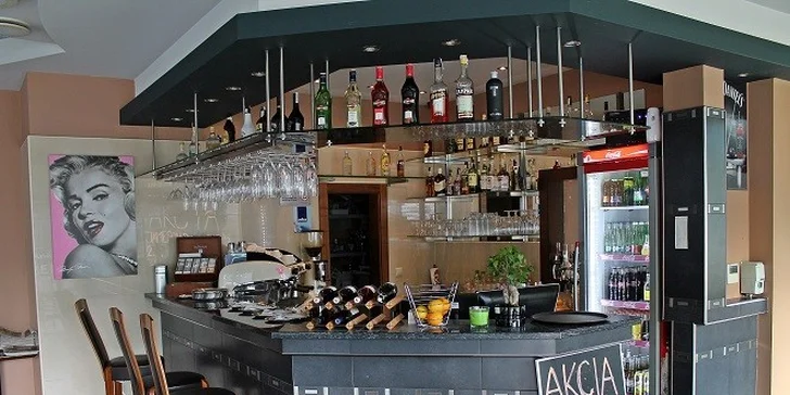 Káva, toast a citronáda v Kaviarni Centauri Café
