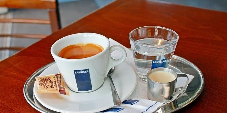 Káva, toast a citronáda v Kaviarni Centauri Café