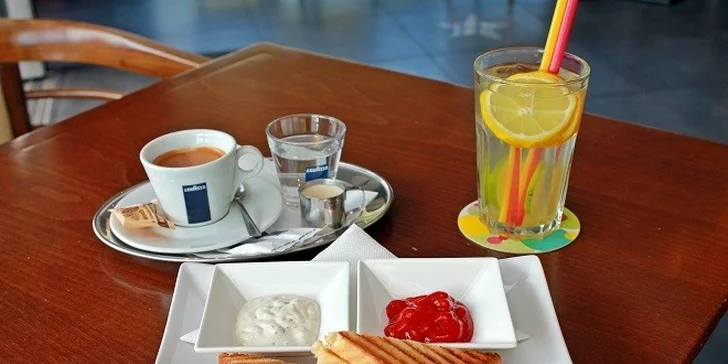 Káva, toast a citronáda v Kaviarni Centauri Café