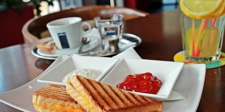 Káva, toast a citronáda v Kaviarni Centauri Café