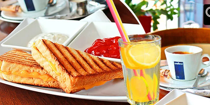 Káva, toast a citronáda v Kaviarni Centauri Café