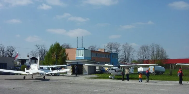 Vzrušujúci okružný let alebo pilotovanie lietadla na skúšku