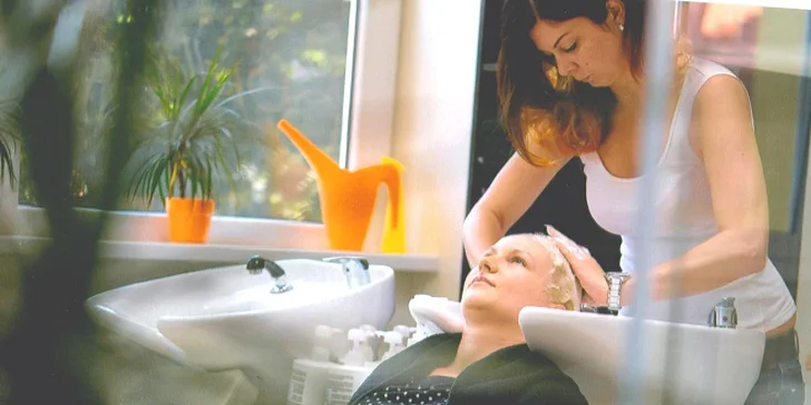 Trendy strih s masážou a kaviárovou kúrou v centre mesta
