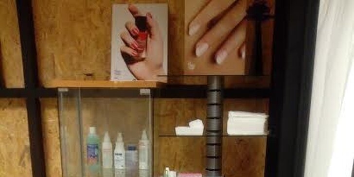 Japonská alebo klasická manikúra, parafínový kúpeľ, masáž rúk.