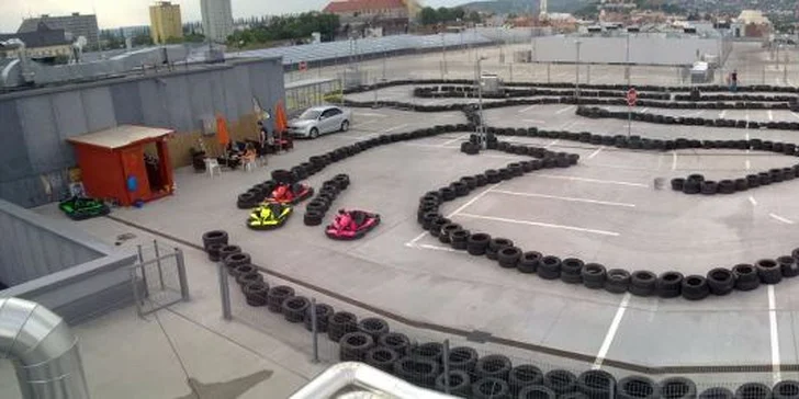 Adrenalínová jazda na motokárach