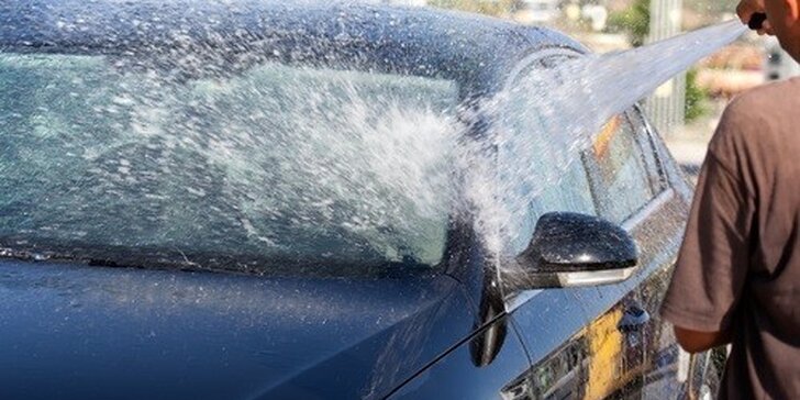 Nablýskajte svoje auto s ručným umytím exteriéru a interiéru a s ozónovou dezinfekciou klimatizácie
