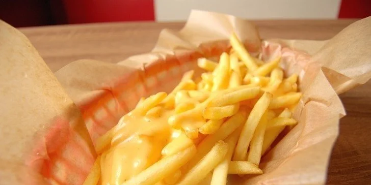 Poriadny hamburger s hranolčekmi a omáčkou