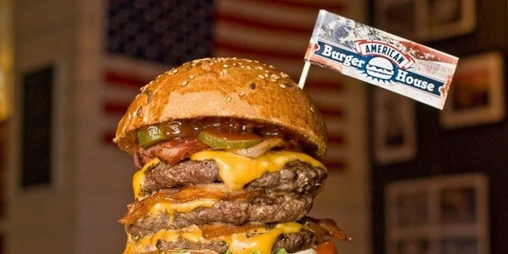 Poriadny hamburger s hranolčekmi a omáčkou