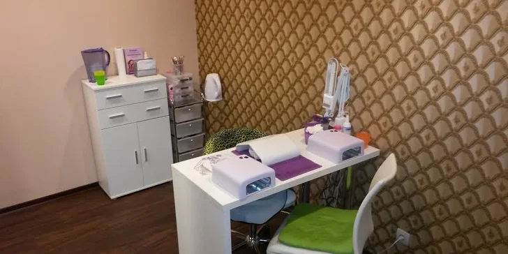 Gélové nechty so zdobením podľa vlastného výberu