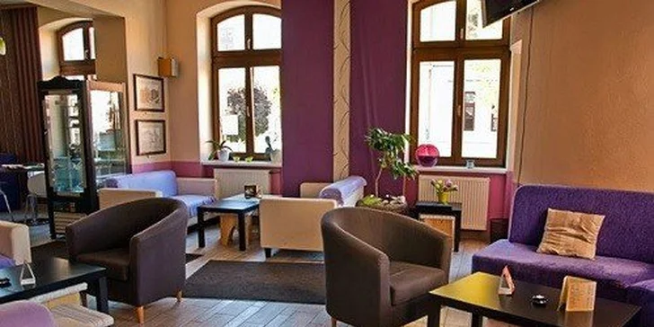 Lahodná káva, osviežujúca šťava z exotického ovocia a niečo sladké k tomu