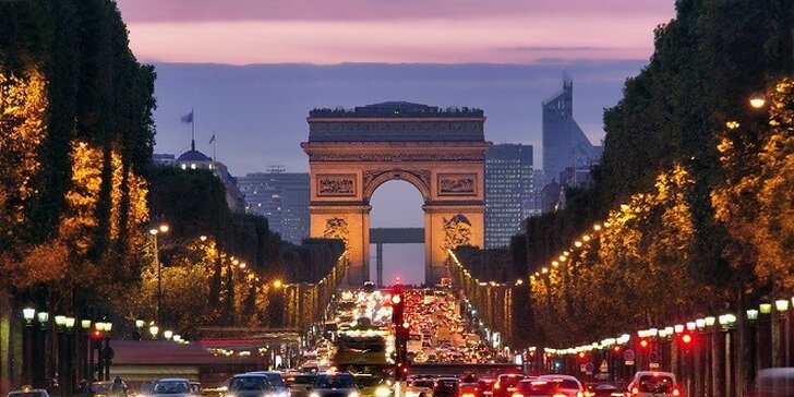 Metropola Francúzska a Versailles v čase očarujúceho adventu alebo silvestrovský Paríž v polnočných svetlách jedinečného veľkomesta