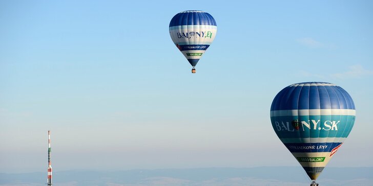 Let balónom ponad krásne scenérie hradu Buchlov