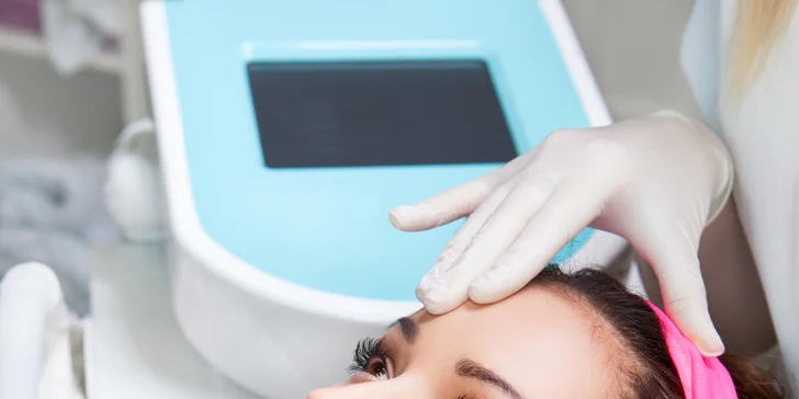 Ošetrenie pleti so skin scrubberom, dermabráziou alebo vákuovou masážou