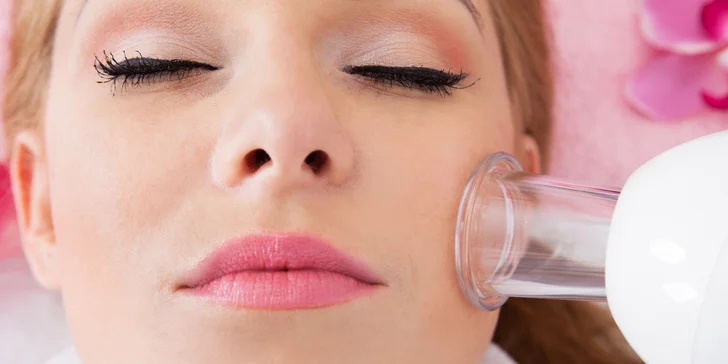 Ošetrenie pleti so skin scrubberom, dermabráziou alebo vákuovou masážou