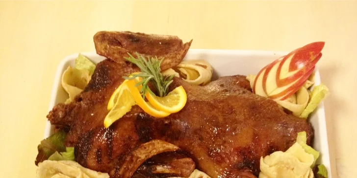 Delikátne kačacie hody s vyšľachtenou 5 kg kačicou Mulard a karafou vína