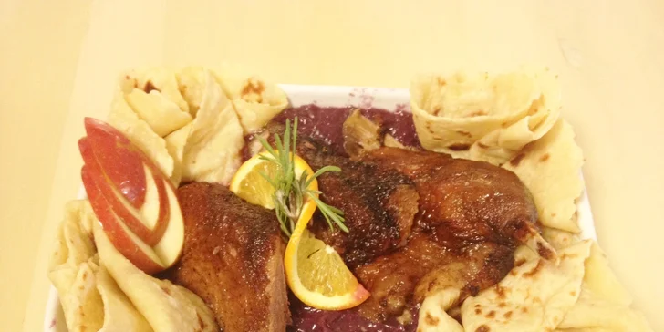 Delikátne kačacie hody s vyšľachtenou 5 kg kačicou Mulard a karafou vína