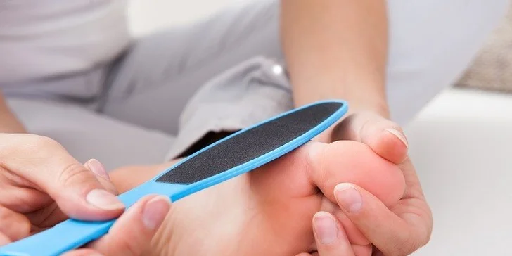 Suchá alebo mokrá pedikúra s japonským leštením alebo parafínovým zábalom