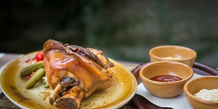 Pečené bavorské koleno s poriadnou prílohou
