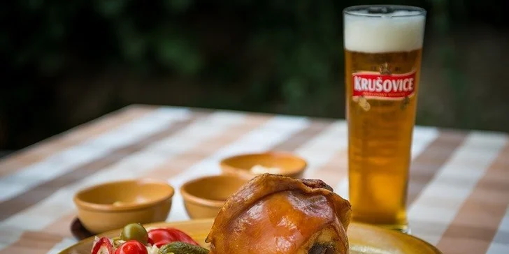 1,5 kg pečené bavorské koleno s poriadnou prílohou a k tomu 2 pivá