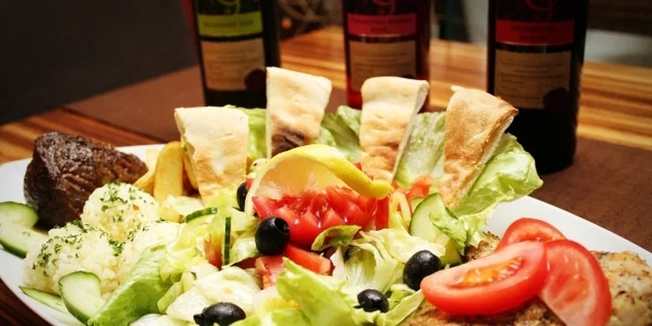 BEEFSTEAK - hovädzia sviečkovica a kurací stejk s fľašou vínečka pre 2 osoby