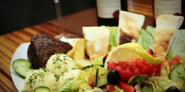 BEEFSTEAK - hovädzia sviečkovica a kurací stejk s fľašou vínečka pre 2 osoby