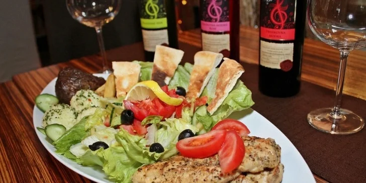 BEEFSTEAK - hovädzia sviečkovica a kurací stejk s fľašou vínečka pre 2 osoby