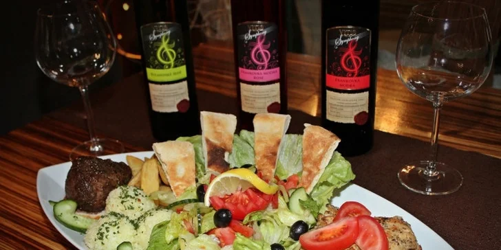 BEEFSTEAK - hovädzia sviečkovica a kurací stejk s fľašou vínečka pre 2 osoby