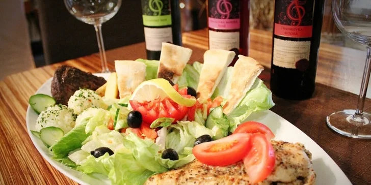 BEEFSTEAK - hovädzia sviečkovica a kurací stejk s fľašou vínečka pre 2 osoby