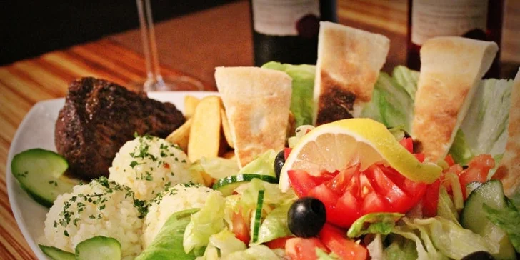 BEEFSTEAK - hovädzia sviečkovica a kurací stejk s fľašou vínečka pre 2 osoby