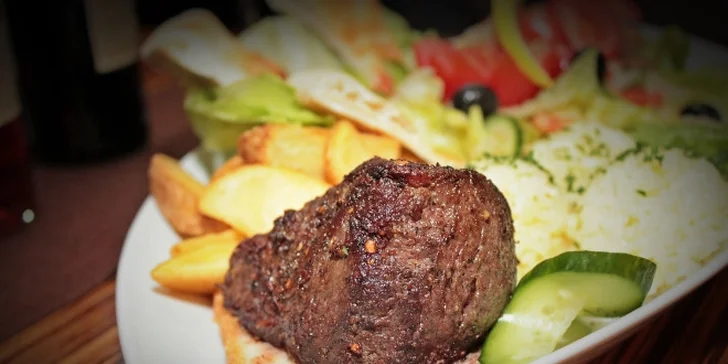 BEEFSTEAK - hovädzia sviečkovica a kurací stejk s fľašou vínečka pre 2 osoby