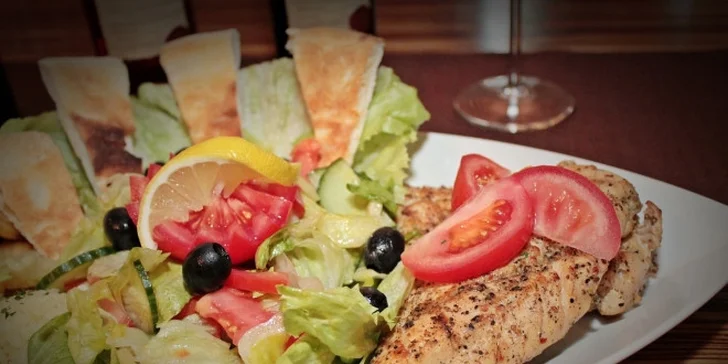BEEFSTEAK - hovädzia sviečkovica a kurací stejk s fľašou vínečka pre 2 osoby