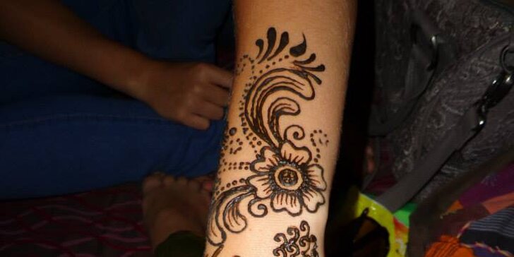 Dočasné tetovanie prírodnou hennou