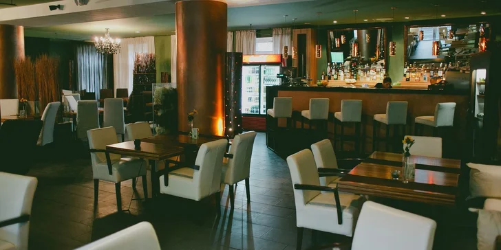 BEEFSTEAK - hovädzia sviečkovica a kurací stejk s fľašou vínečka pre 2 osoby