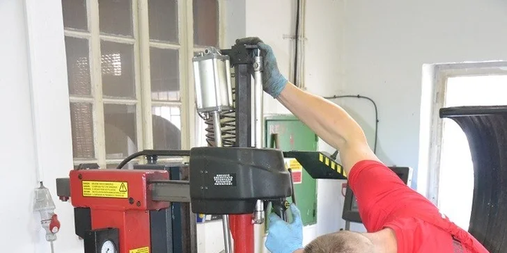Prezúvanie kolies s kontrolou auta