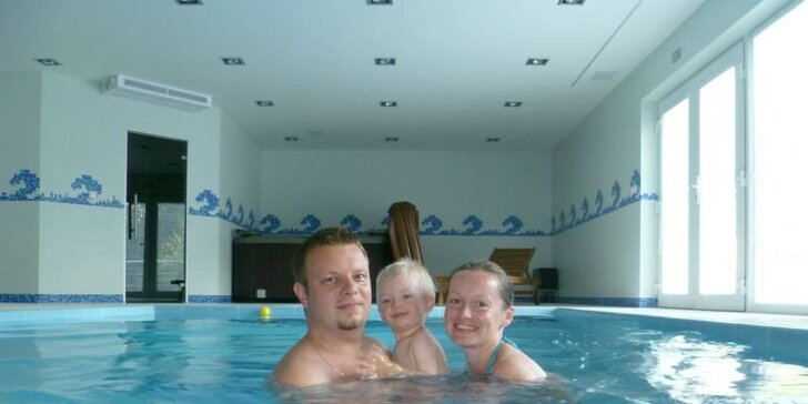 Privátny vstup do bazéna s welness pre dvoch alebo celú rodinu vo wellness penzióne Kunerád