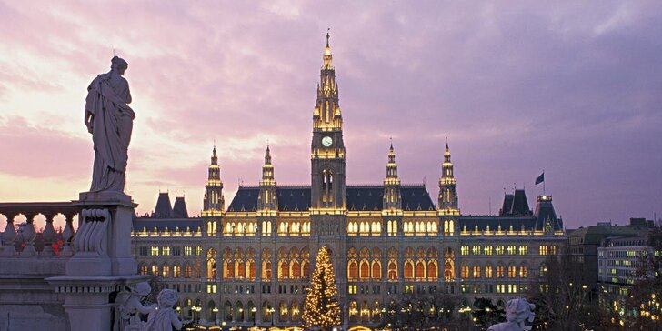 Tradičné vianočné trhy vo Viedni