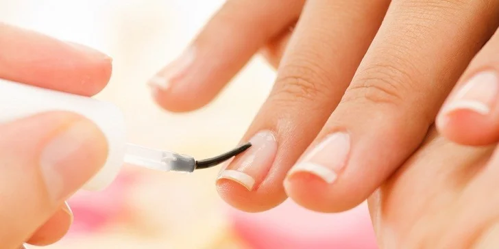 Wellness manikúra s peelingom, voňavým kúpeľom, masážou a parafínový zábal rúk