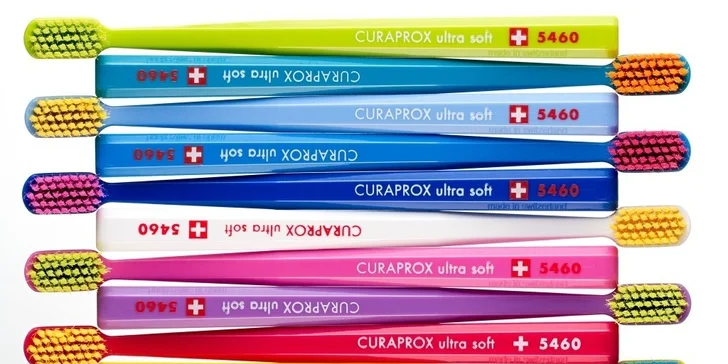Top ambulantná dentálna hygiena + kefka Curaprox alebo bielenie zubov