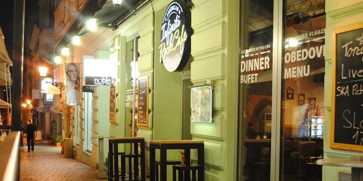 Vyprážaný syr s hranolčekmi a zeleninovou oblohou