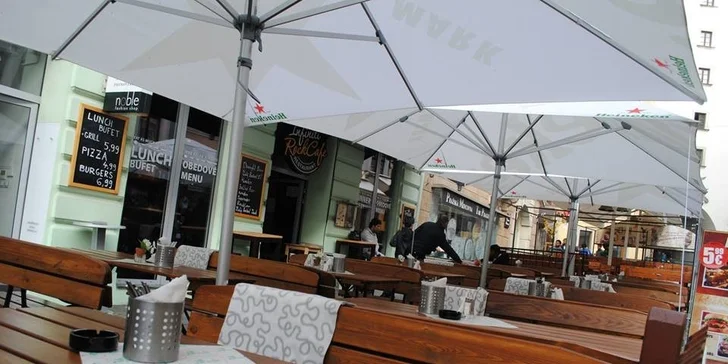 Vyprážaný syr s hranolčekmi a zeleninovou oblohou