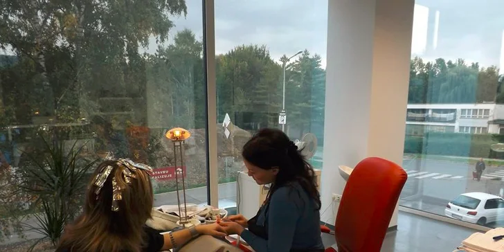 Klasická manikúra s parafínovým zábalom alebo gélové nechty
