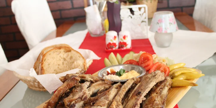 Kilo pečených rebierok s kyslou oblohou