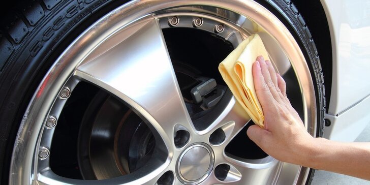 Kompletné ručné umytie auta s tepovaním, voskovaním
