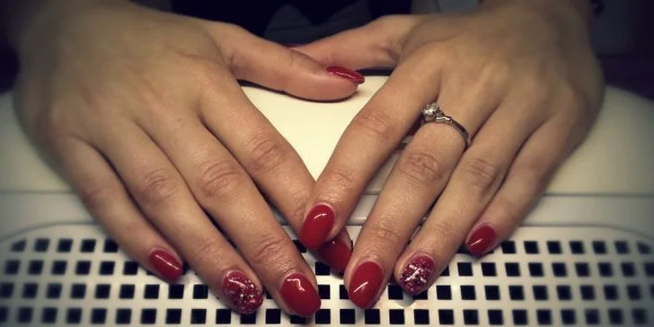 Kvalitné gélové nechty zdobené kamienkami Swarovski alebo suchá manikúra s ORLY výživou